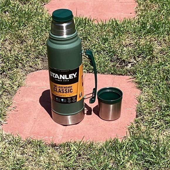 Brand New Stanley Classic Green Insulated Bottle - Picture 1 of 3